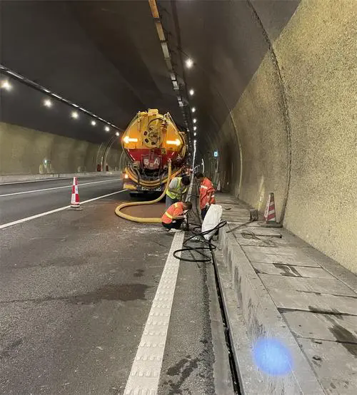 三都隧道排水渠清淤